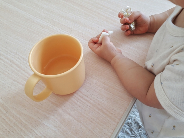 赤ちゃんがおやつを食べている画像