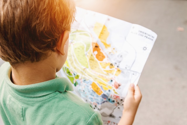 地図をみる子どもの画像