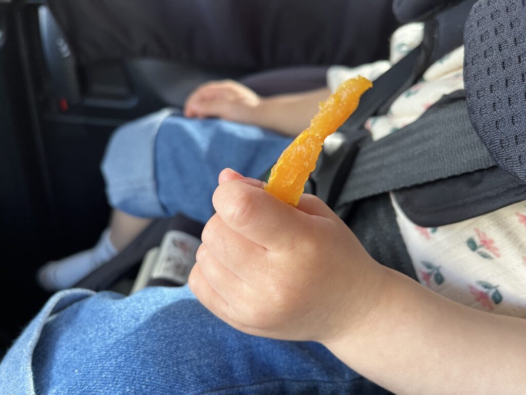 子どもがおやつを食べている画像