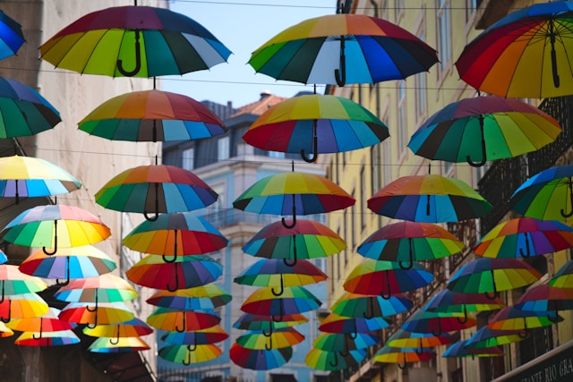 カラフルな傘の画像