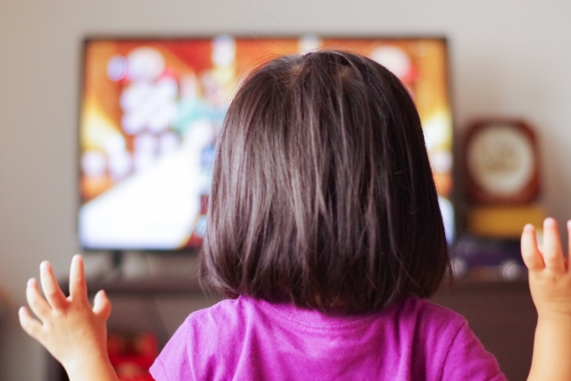 テレビを見て踊る子どもの画像